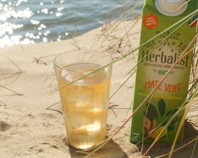 Thé-Glacé-Maté-Vert-Citron-Gingembre-Tonifiant-Boisson-Fraiche-Plage